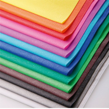 Protège-cahier PVC couleur ROUGE opaque (grain cuir) 20/100ème avec porte-étiquette 24x32 fabrication de qualité Clairefontaine